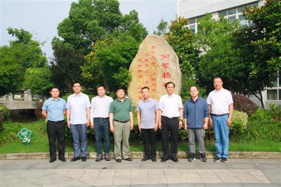 答辩专家与徐宏发博士后合影